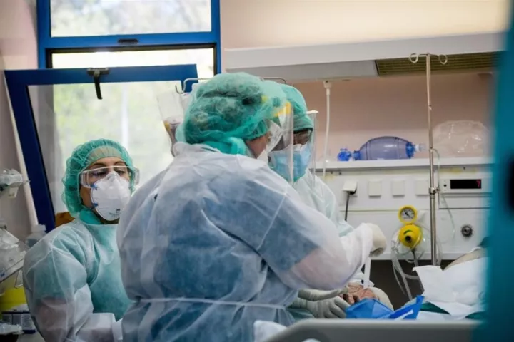 Διπλό αρνητικό ρεκόρ με 4.340 κρούσματα και 741 διασωληνωμένους - Στους 72 οι νέοι θάνατοι