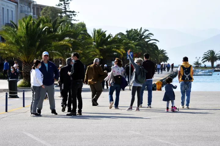 Reuters: «Οι Έλληνες απέδρασαν από το lockdown για να πάνε παραλία»