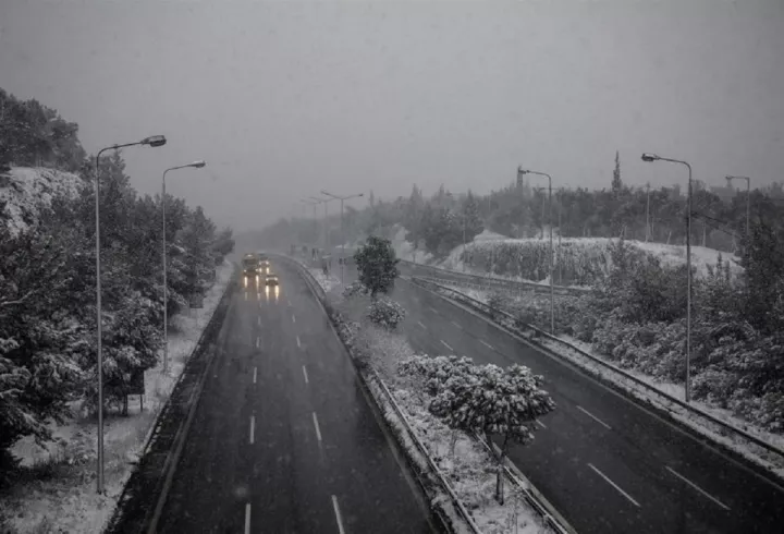 Προβλήματα στο επαρχιακό οδικό δίκτυο της Πελοποννήσου έχει προκαλέσει η συνεχής χιονόπτωση